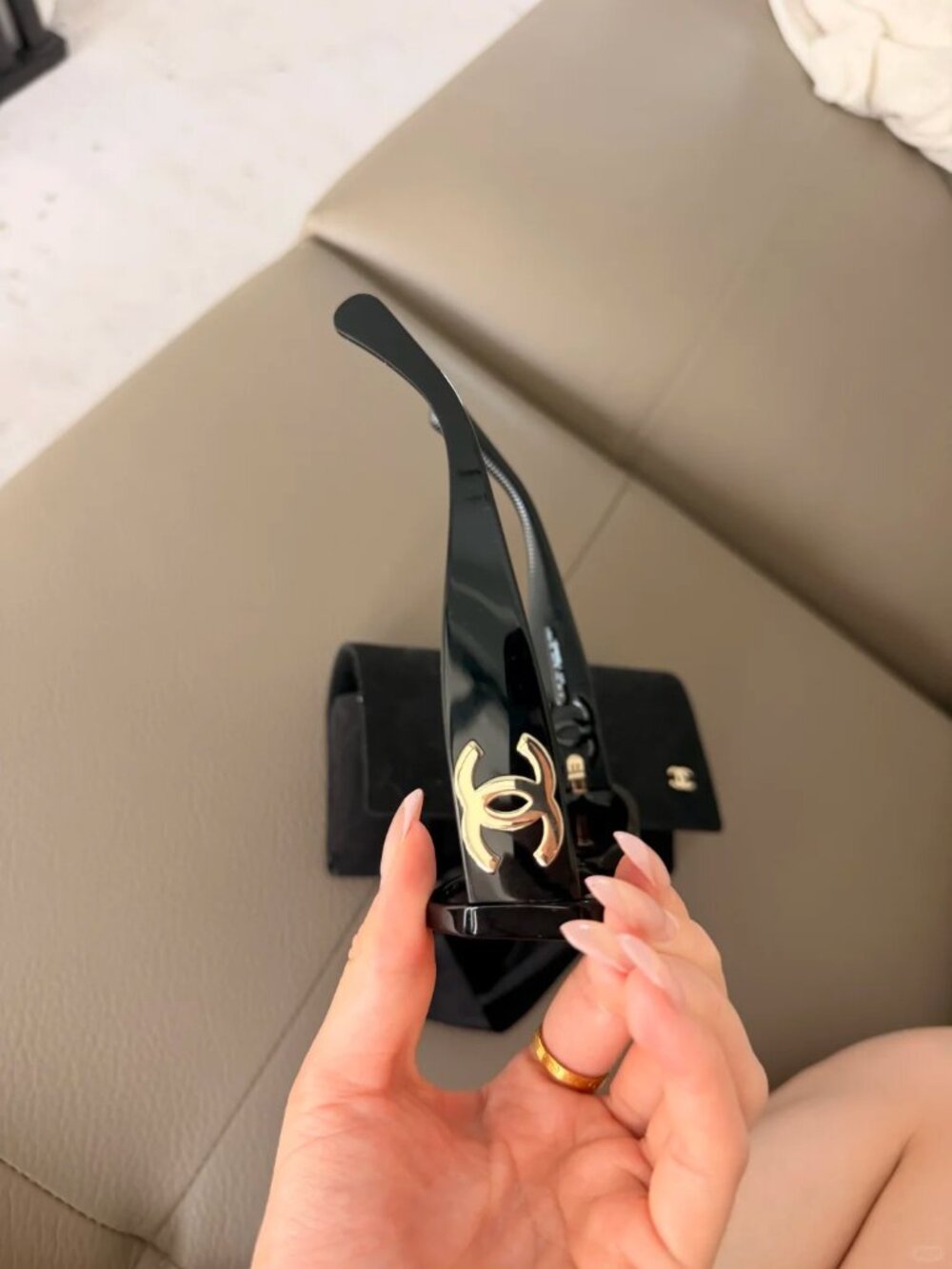 CHANEL CH5493 Black Sunglasses Gold CC Logo New Authentic - Picture 3 of 10